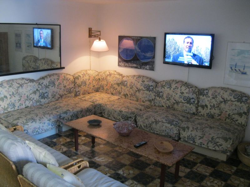 Living Room 040.jpg